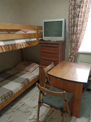 Гостиница Надежда Таганрог Кровать в общем 6-местном номере для женщин-3