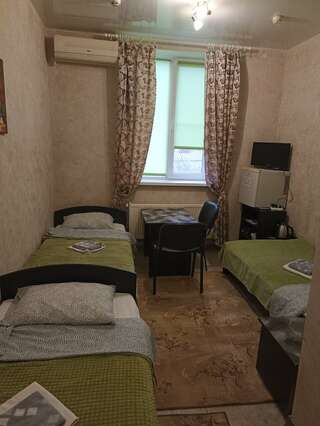 Гостиница Надежда Таганрог Стандартный трехместный номер-12