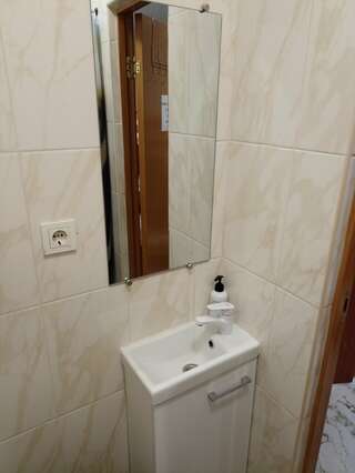 Гостиница Надежда Таганрог Кровать в общем 6-местном номере для женщин-7