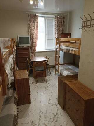 Гостиница Надежда Таганрог Кровать в общем 6-местном номере для женщин-1